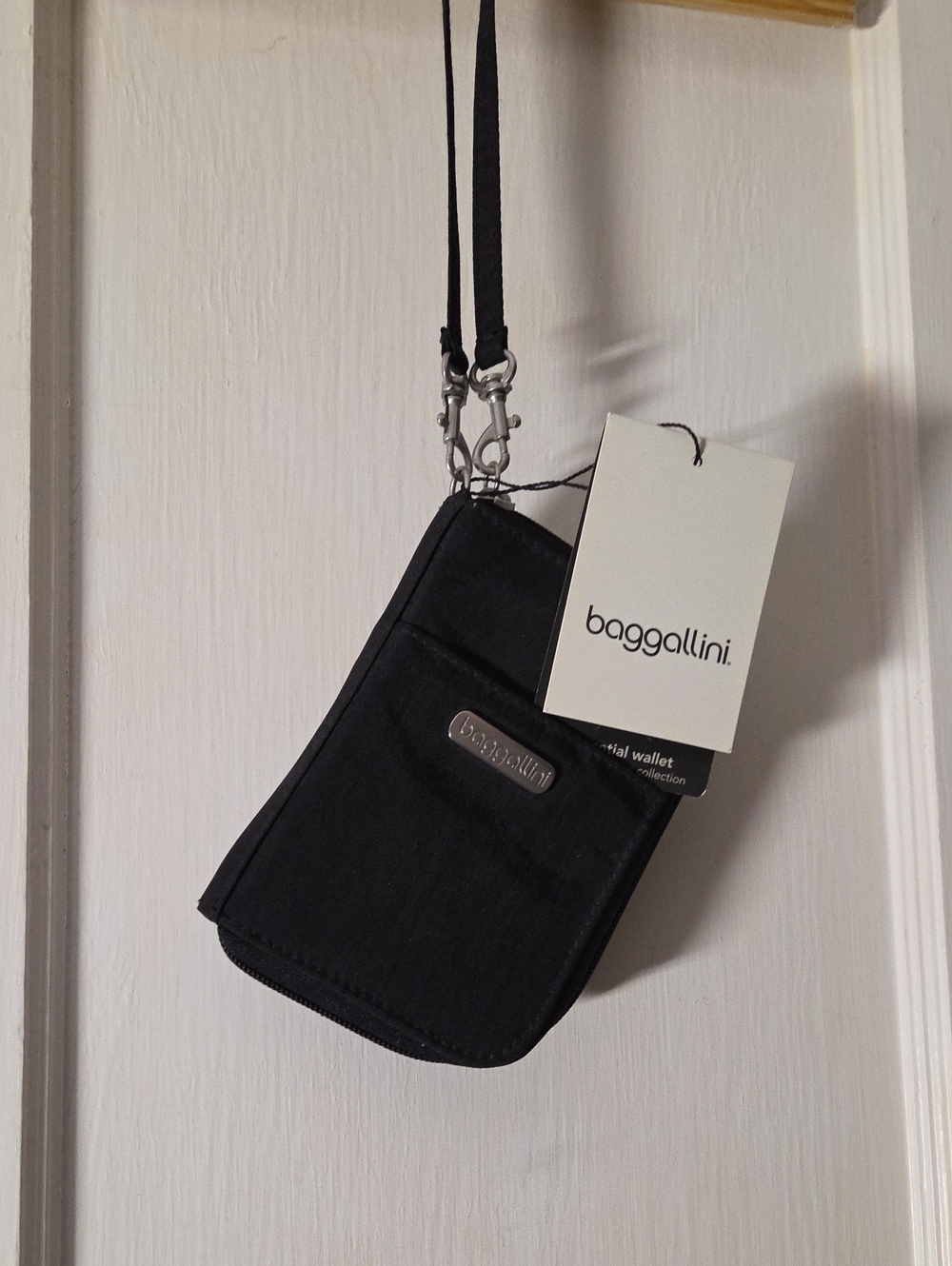 Baggallini Black Compact Wristlet Wallet
